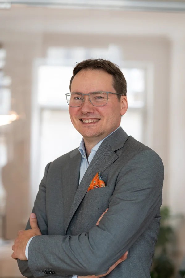 Björn-Thorben Knoll — Fachanwalt für Erbrecht in der Kanzleibibliothek in Kiel